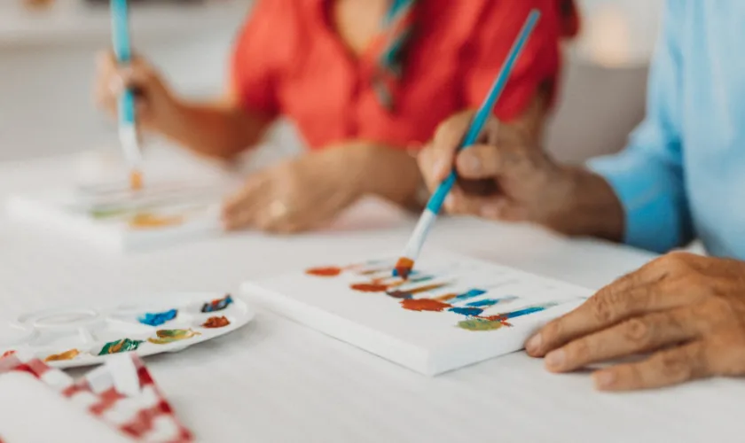 Patient works with art therapist in a hospital setting_840x500