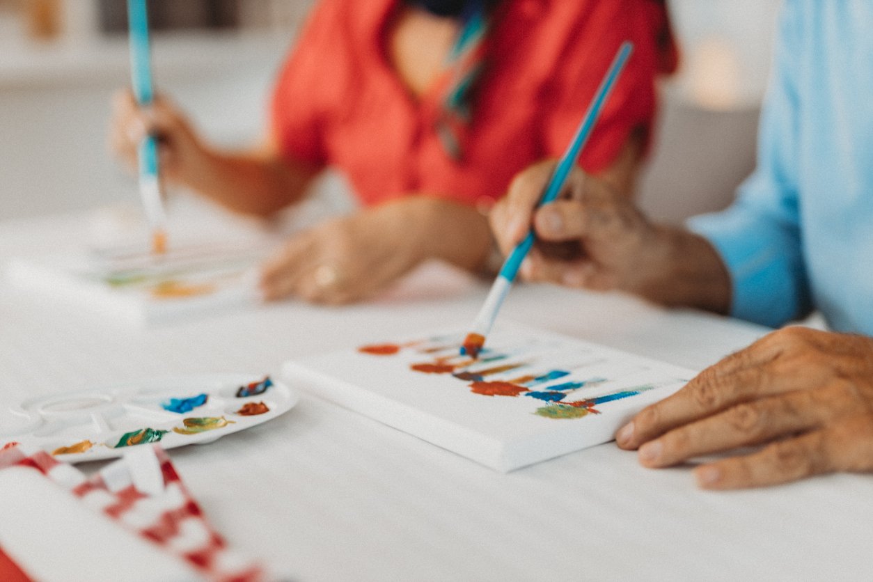 Patient works with art therapist in a hospital setting